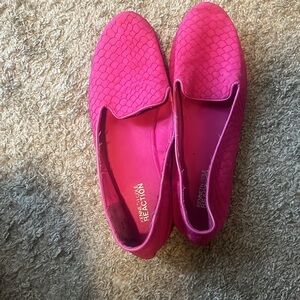 Kenneth Cole Reaction hot pink loafers. Perfect casual walking shoe.
